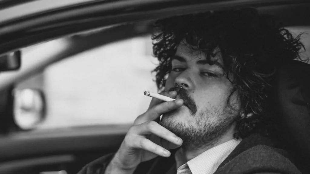 automobilista-fuma-pexels- automotore