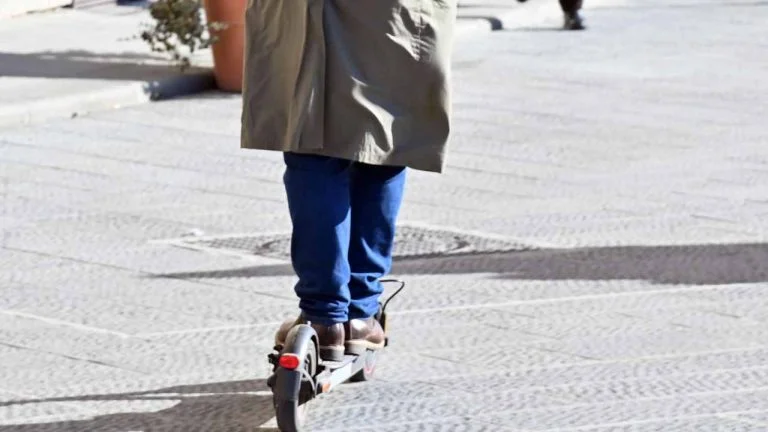 monopattino- elettrico - automotore