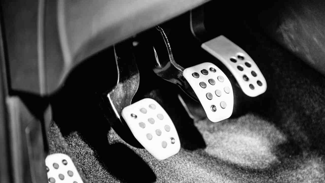 pedali-auto-frizione-freno-acceleratore-Depositphotos.com-automotore