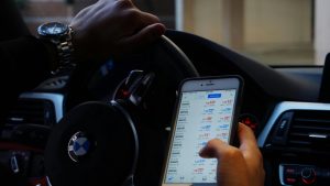 telefono analisi auto - smartphone e volante - pexels- automotore