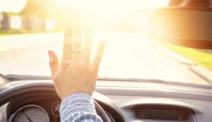 abbagliamento-sole-guida-con-occhiali-automotore