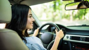 auto-interno-guidare-donna-volante-Depositphotos.com-automotore