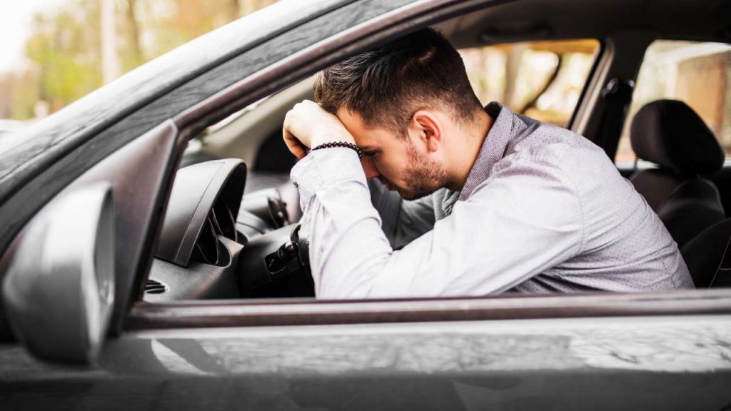 Sonno-in-auto-fonte-Freepik- automotore