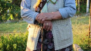 vestiti - anziani - nonna - bastone - guida - pexels- automotore